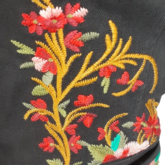 WE Floral Embroidered Black Jacket EUC - Picture 8 of 16